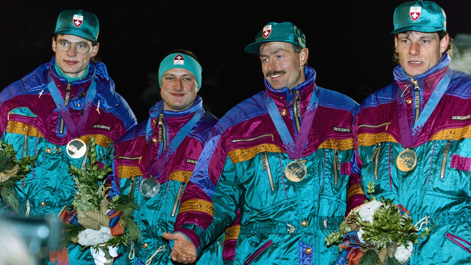 Am 20. Februar 1994, waehrend den den Olympischen Spielen von Lillehammer, holen sich die Schweizer Reto Goetschi, 2.v. links, und Guido Acklin, links, die Silbermedaille im Zweierbob. Die Goldmedaill ...