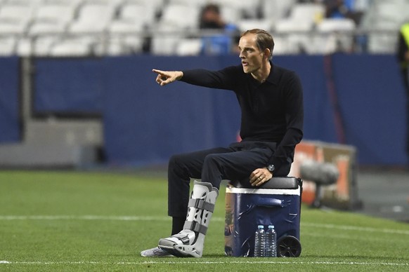 PSG&#039;s head coach Thomas Tuchel gestures during the Champions League semifinal soccer match between RB Leipzig and Paris Saint-Germain at the Luz stadium in Lisbon, Portugal, Tuesday, Aug. 18, 202 ...
