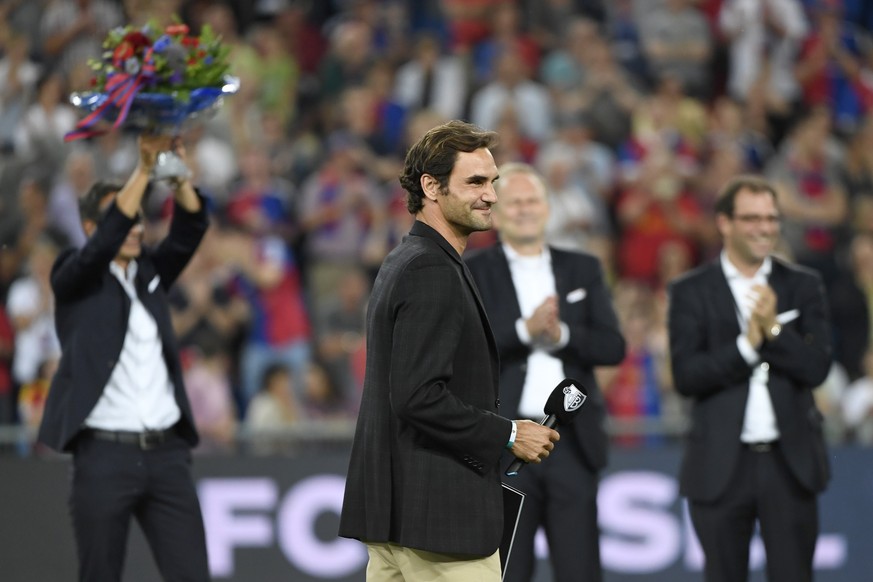 Tennisstar Roger Federer ueber nimmt die Verabschiedung der scheidenden Mitglieder des Verwaltungsrats des FC Basel 1893 nach dem letzten Fussball Meisterschaftsspiel der Super League der Saison 2016/ ...