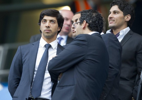 Bildnummer: 06370686 Datum: 23.08.2010 Copyright: imago/Sportimage
Manchester City (blue) owner Sheikh Mansour Bin Zayedal Nayhan (L) waves as he visits the ground for the first time Barclays Premier  ...
