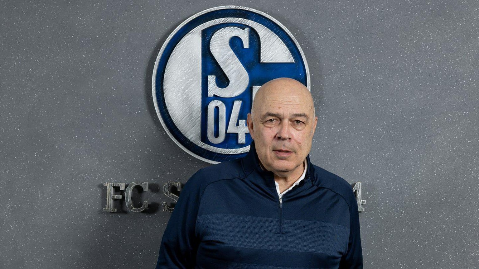 Christian Gross soll Schalke vor dem ersten Abstieg seit 1988 retten.