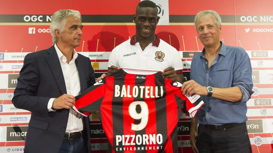 epa05520204 OGC Nice&#039;s French Milan&#039;s Italian forward Mario Balotelli attends a press conference and presents his jersey soccer with team president Jean Pierre Rivere (L) and the coach Lucie ...