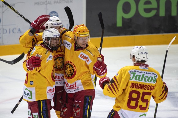 Tigers&#039;s player Harri Pesonen celebrates with his teammates the 0-2 goal, during the preliminary round game of National League Swiss Championship 2018/19 between HC Lugano and SCL Tigers, in Luga ...