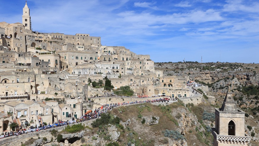 epa08731869 The pack of riders before the 7th stage of the 2020 Giro d&#039;Italia cycling race over 143km from Matera to Brindisi, Italy, 09 October 2020 EPA/LUCA ZENNARO