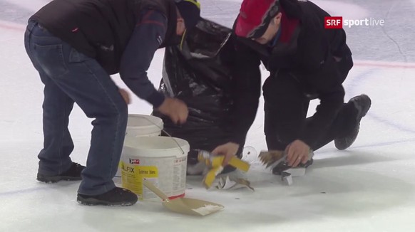 In Kübeln mussten die Helfer die aufs Eis geworfenen Gegenstände wegschaffen.