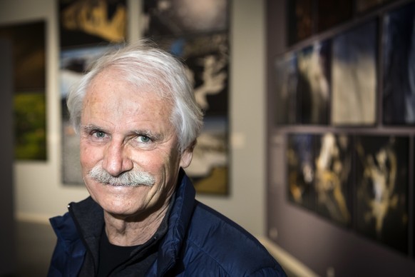 Le photographe Yann Arthus-Bertrand pose devant ses images lors de la premiere exposition de la Fondation Opale consacree a la retrospective du photographe Yann Arthus-Bertrand, &quot;Legacy, une vie  ...
