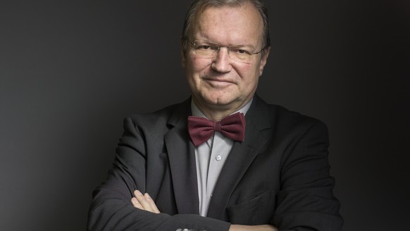 ARCHIV --- Abstimmungsanalytiker und gfs.bern Chef Claude Longchamp, in seinem Buero in Bern am 13. Januar 2015. Die Ergebnisse eidgenoessischer Abstimmungen werden kuenftig nicht mehr von der Forschu ...