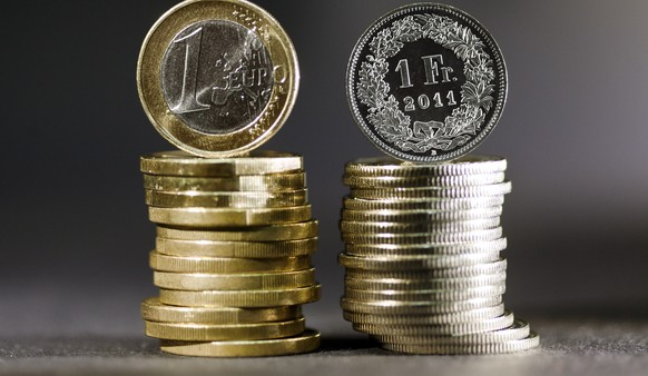 ARCHIVBILD - EURO UEBERSCHREITET ZUM ERSTEN MAL SEIT JANUAR 2015 DIE MARKE VON 1,15 FRANKEN - Coins of 1 Euro (left) and coins of 1 Swiss Franc (right), pictured on July 21, 2011. (KEYSTONE/Martin Rue ...