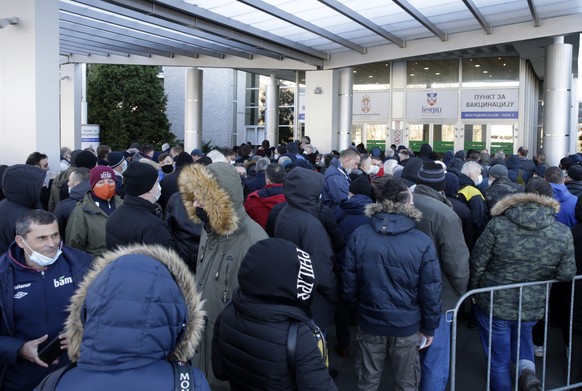 epa08963975 Patients wait in line for a COVID-19 vaccine during the vaccination at Belgrade Fair makeshift vaccination center in Belgrade, Serbia, 25 January 2021. Serbia began its COVID-19 vaccinatio ...