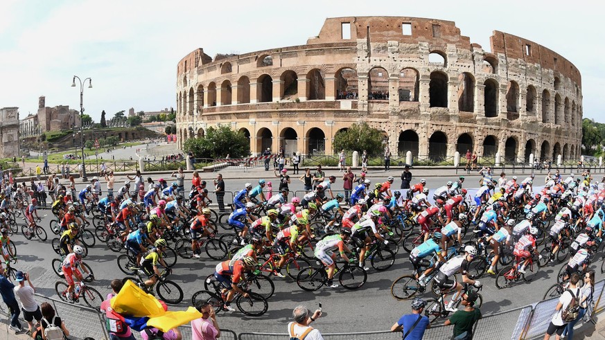 The pack of cyclists pedals past the ancient Colosseum during the last stage of the Giro d&#039;Italia cycling race, in Rome, Sunday, May 27, 2018. Britain&#039;s Chris Froome effectively sealed victo ...