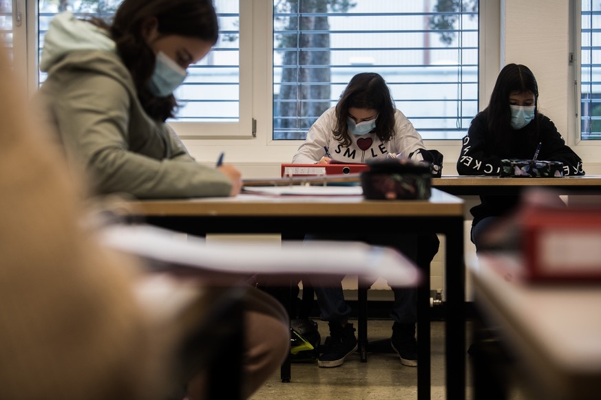 Die Schueler der Mittelschule in Locarno tragen am Montag, 9. November 2020, auch waehrend des Unterrichts Geschichtsmasken zum Schutz vor dem Coronavirus. Die Tessiner Regierung hat das Maskenobligat ...