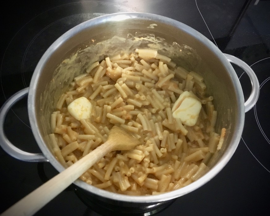 mac&#039;n&#039;cheetos macaroni cheese with flamin&#039; hot cheetos käse pasta nudeln usa amerika essen food snacks trash junk food hipster