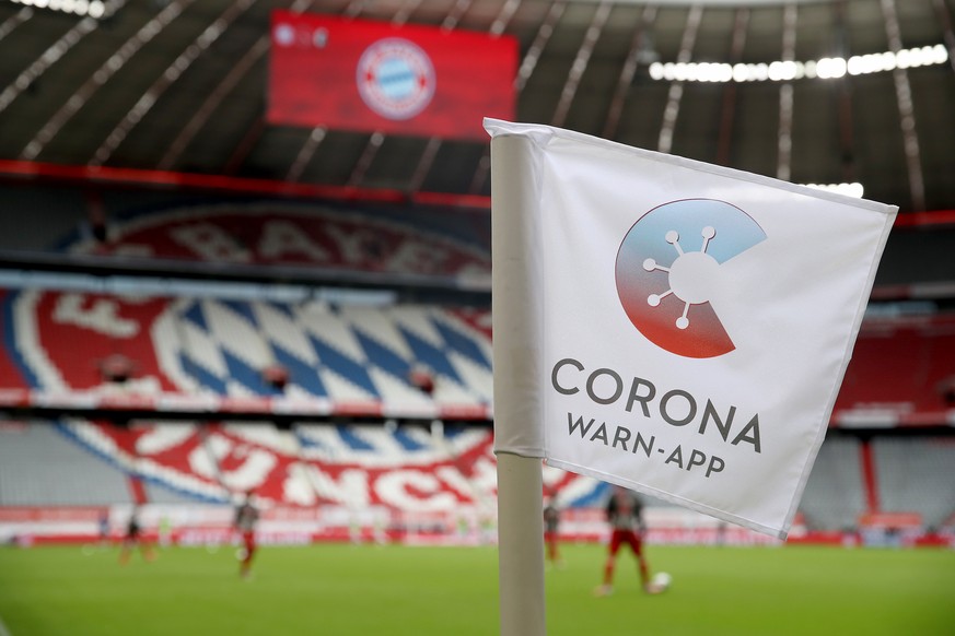 epa08497898 A corner flag with the sign for the &#039;Corona Warn-App&#039; is seen during the German Bundesliga soccer match between Bayern Munich and SC Freiburg in Munich, Germany, 20 June 2020. EP ...