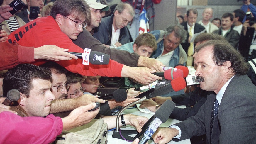Artur Jorge, Coach der Schweizer Fussballnationalmannschaft, aeussert sich an einer Pressekonferenz am 1. Juni 1996 in Basel zum Freundschaftsspiel Schweiz-Tschechien, das die Tschechische Republik 2: ...