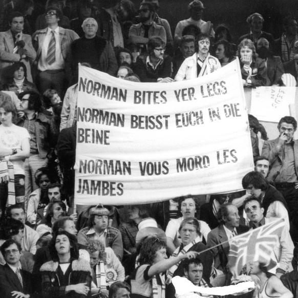 Leeds United fans with a banner, Norman bites yer legs Norman Hunter. Leeds United, 28 / 05 /75 European Cup Final at Parc de France Paris 1975. PUBLICATIONxNOTxINxUK
