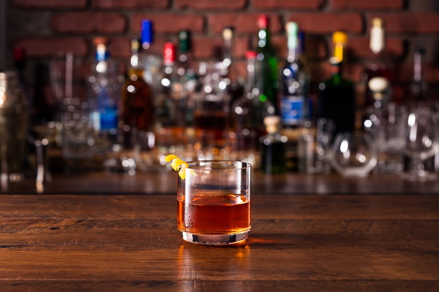 sazerac cocktail rye whiskey absinthe peychauds bitters trinken drinks alkohol usa new orleans shutterstock