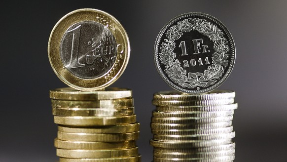 ARCHIVBILD - EURO UEBERSCHREITET ZUM ERSTEN MAL SEIT JANUAR 2015 DIE MARKE VON 1,15 FRANKEN - Coins of 1 Euro (left) and coins of 1 Swiss Franc (right), pictured on July 21, 2011. (KEYSTONE/Martin Rue ...
