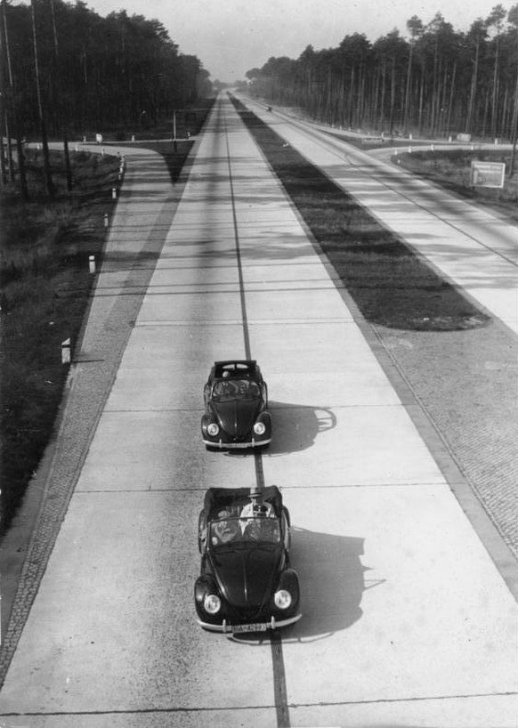 Original-NS-Bildlegende mit zwei falschen Angaben: «Blick auf eine Autobahn, auf der eine andere Errungenschaft des Nationalsozialismus, der deutsche Volkswagen, fährt.» (1943)