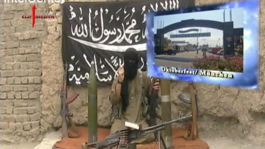 In diesem Standbild von einem Video herausgegeben von IntelCenter letzten Freitag, 25. September 2009, droht ein angeblicher Taliban-Sprecher an einem unbekannten Ort mit terroristischen Anschlaegen g ...
