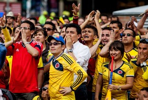 Feiern trotz WM-Aus im Regen: Kolumbianer in Bogota.