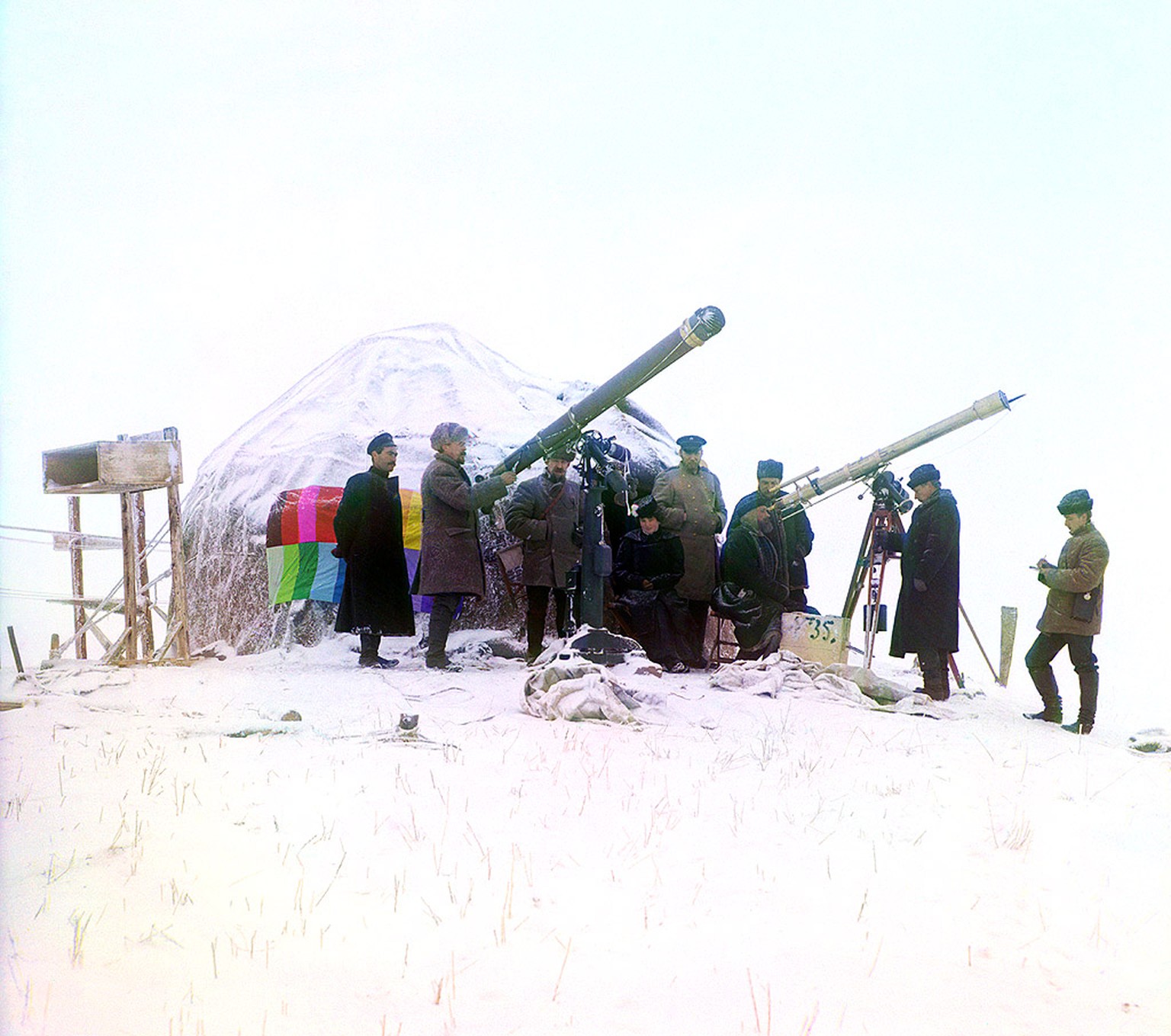 Männer beobachten die Sonnenfinsternis vom 1. Januar 1907 von einer Sternwarte im Tian-Shan-Gebirge in Kirgisien.
