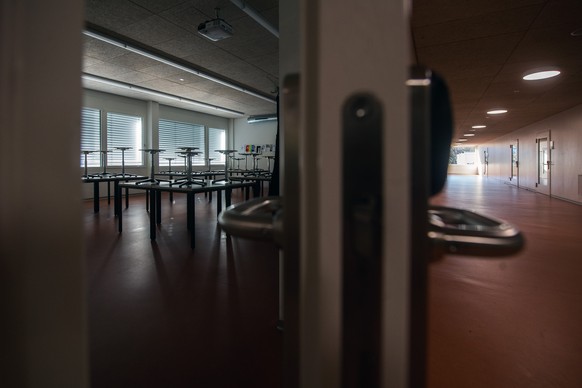 Ein verlassenes Klassenzimmer in der Mittelschule in Locarno, die von den beschlossenen Massnahmen zur Aufhebung der Schulpflicht betroffen ist, am Freitag, 13. Maerz 2020. Am Freitag hat der Tessiner ...