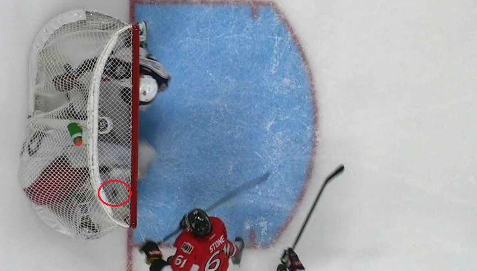 Dieses Bild eines NHL-Tores wurde mit einer Übertorkamera aufgenommen.