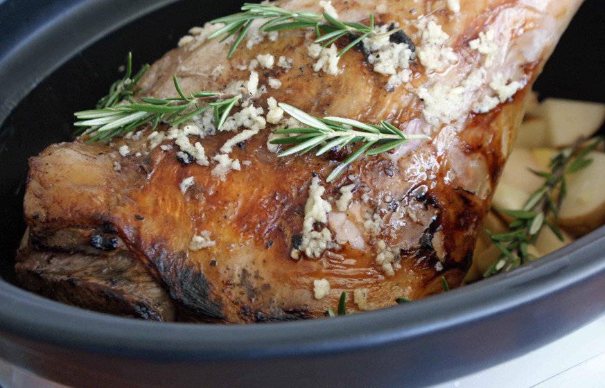 Lammkeule gigot griechisch http://www.babble.com/best-recipes/leg-of-lamb-in-the-slow-cooker-with-garlic-and-rosemary/