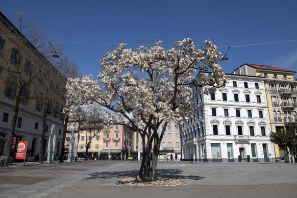 Ein leerer Platz aufgrund der Coronavirus Pandemie aufgenommen am Montag, 16. Maerz 2020 in Lugano. (KEYSTONE/Ti-Press/ Davide Agosta)