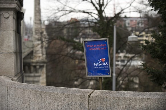 Auf der Kornhausbrücke in Bern versucht dieses Plakat der Dargebotenen Hand Lebensmüde vom Sprung abzuhalten
