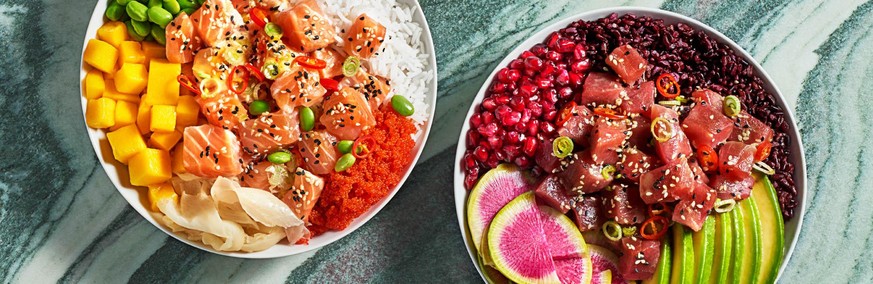 Poké Bowls enthalten Fisch, Reis oder Nudeln und Salat sowie diverse Toppings und Saucen.