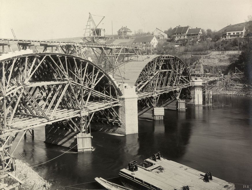 3. April 1918:&nbsp;Baustelle Rheinbrücke Eglisau, Lehrgerüst für Brückenbogen, Konstruktionsform: Ringdübel.