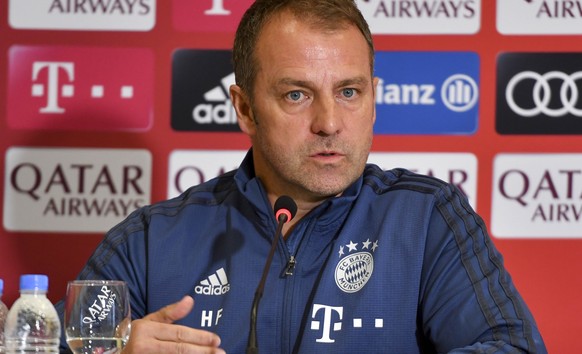 epa08104727 FC Bayern Munich&#039;s head coach Hansi Flick attends a press conference during the team&#039;s winter training camp at the Aspire Zone Foundation in Doha, Qatar, 05 January 2020. Bayern  ...