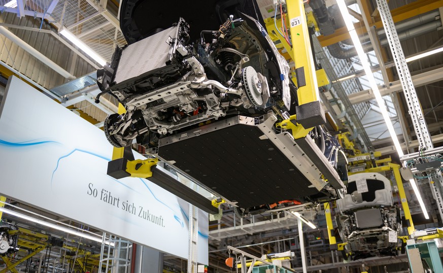epa08175337 A view of the underfloor panel with the battery cell of a Mercedes-Benz electric car of the type EQC during a photo opportunity for the media at the Mercedes-Benz plant in Sebaldsbrueck, B ...