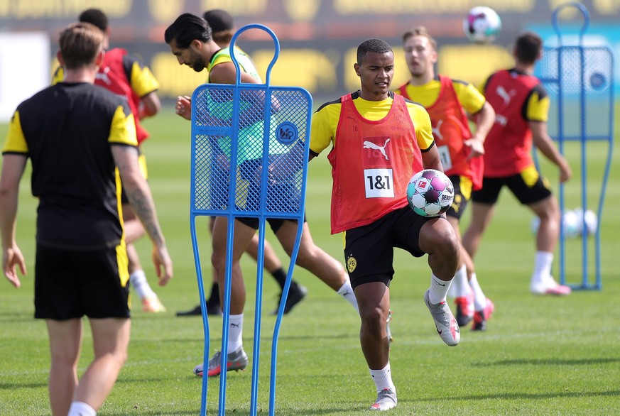 epa08581952 Dortmund&#039;s Manuel Akanji attends the team&#039;s first pre-season training session in Dortmund, Germany, 03 August 2020. All players were required to have two negative coronavirus tes ...
