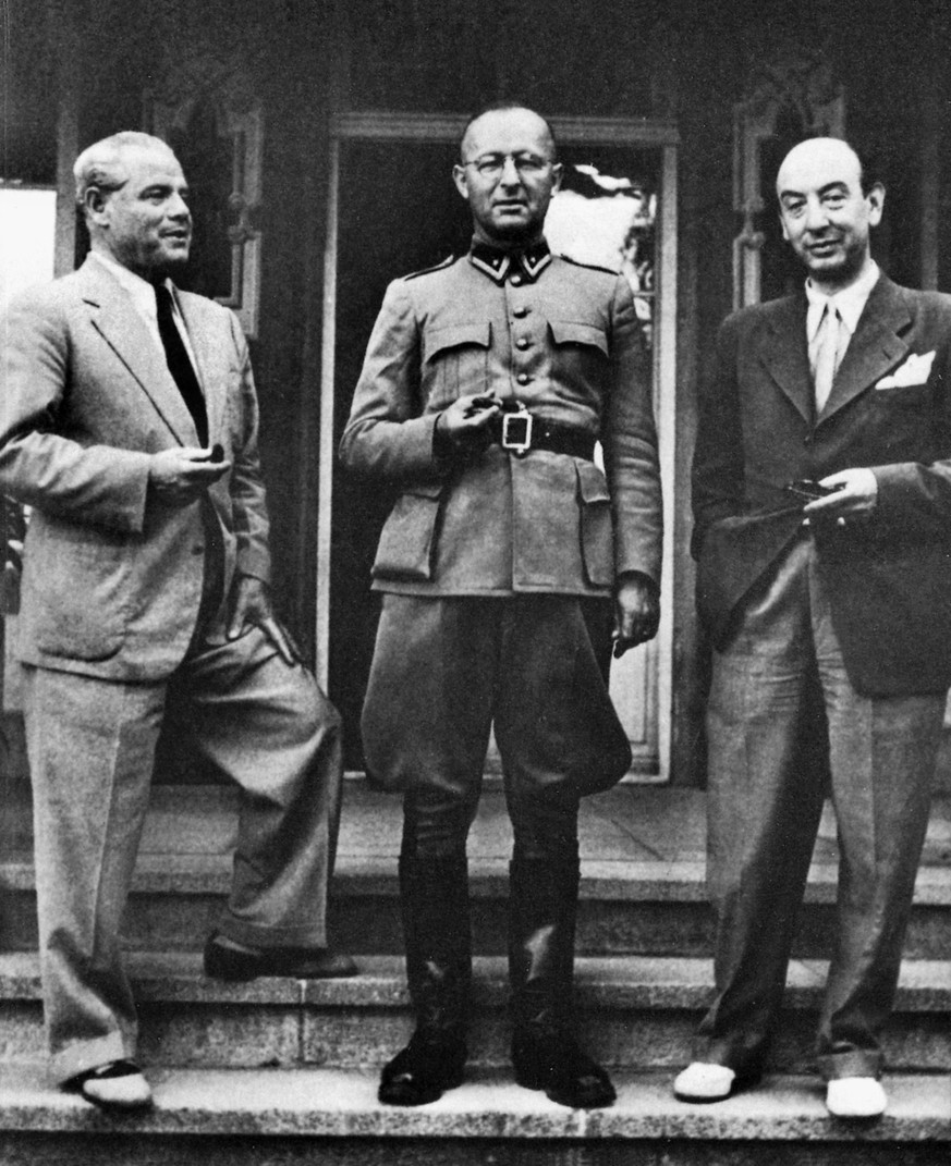 Baron Luigi Parilli, Italien, rechts, Max Husmann, links, und Major Max Waibel, Mitte, im Jahr 1945 auf dem Landgut &quot;Dorenbach&quot; bei Luzern. Als Privatpersonen ergriffen sie im Februar 1945 d ...