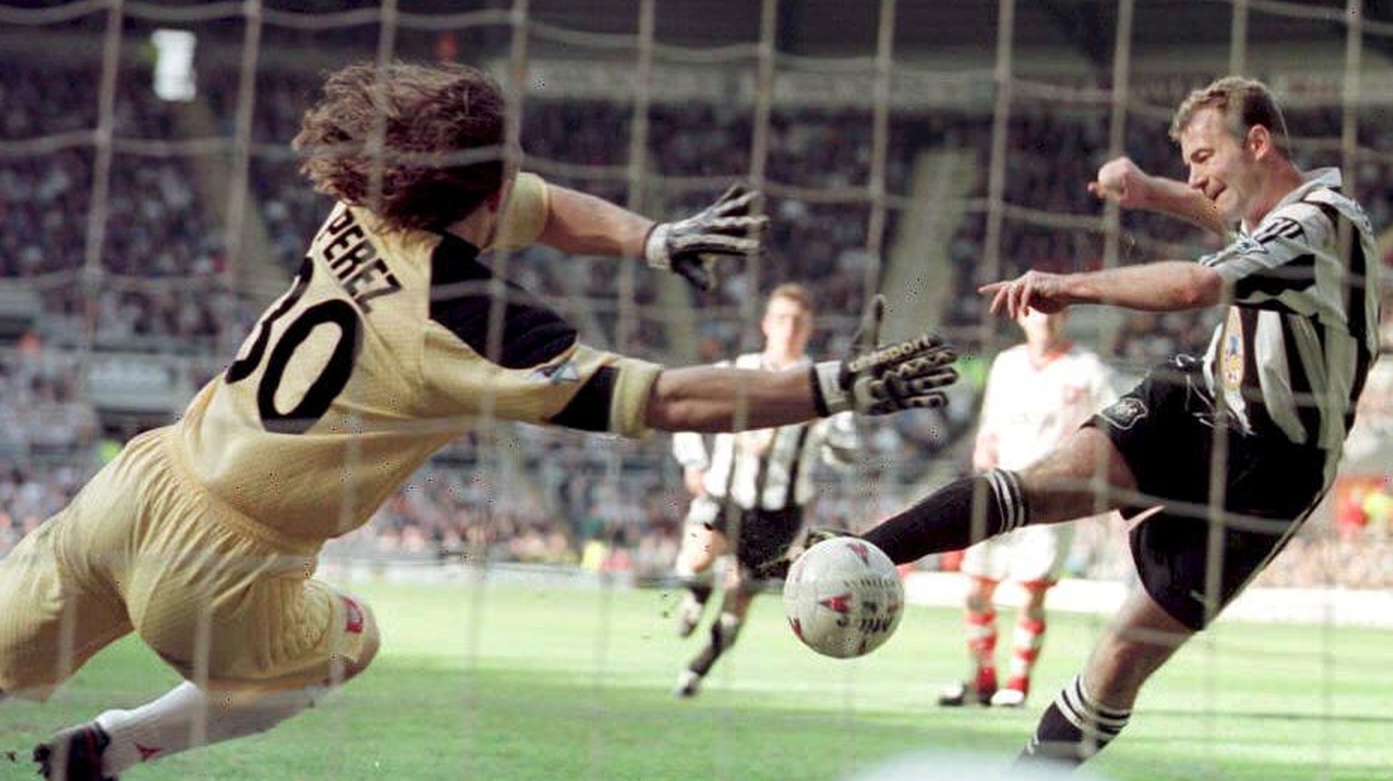 Newcastle&#039;s Alan Shearer scores Newcastle&#039;s late equaliser against Sunderland&#039;s goalie Lionel Perez at St James&#039; Park 05 April. The match ended in a 1-1 draw. (KEYSTONE/PA/OWEN HUM ...