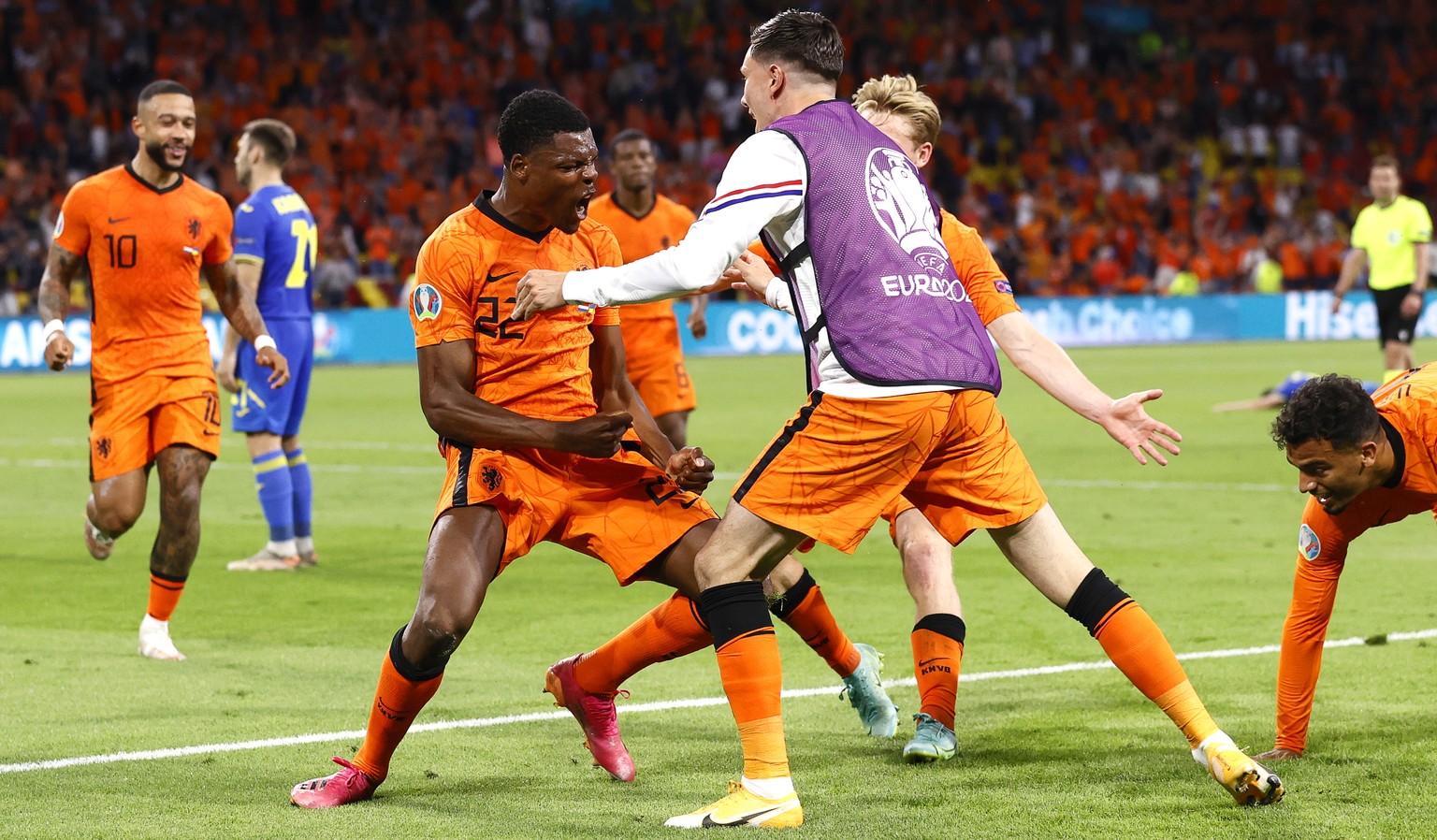 epa09269067 Denzel Dumfries (C-L) of the Netherlands celebrates with teammates after scoring the 3-2 lead during the UEFA EURO 2020 preliminary round group C match between the Netherlands and Ukraine  ...
