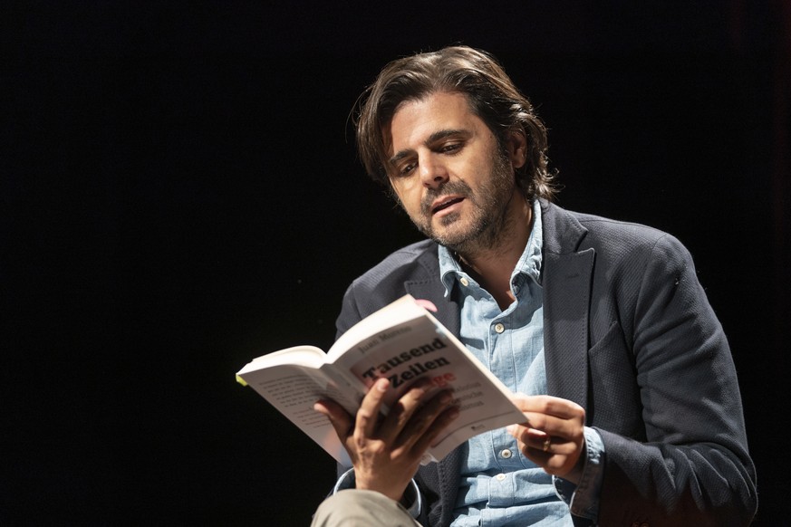 epa07860640 German journalist Juan Moreno reads from his book &#039;Tausend Zeilen Luege&#039; (lit. Thousand Lines Lie) during the recording of a TV program in Berlin, Germany, 22 September 2019. Ger ...