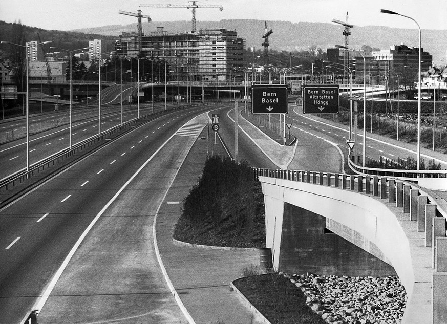 Leere Autobahnen an einem Autofreien Sonntag im November/Dezember 1973 in der Schweiz. Wegen der unsicheren Versorgungslage auf dem Erdoelmarkt erlaesst der Bundesrat am 21. November 1973 ein Autofahr ...