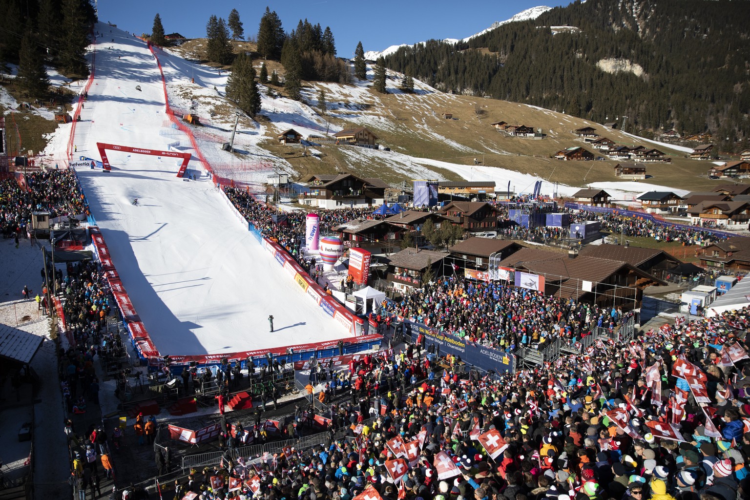 Spectators in the finish watch the first run of the men&#039;s giant slalom FIS World Cup race in Adelboden, Switzerland, Saturday, January 11, 2020. (KEYSTONE/Peter Klaunzer)