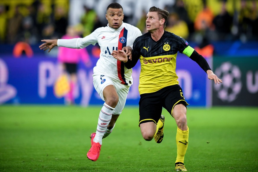 epa08226586 PSG?s Kylian Mbappe (L) in action against Dortmund&#039;s Lukasz Piszczek (R) during the UEFA Champions League round of 16 first leg soccer match between Borussia Dortmund and Paris Saint- ...