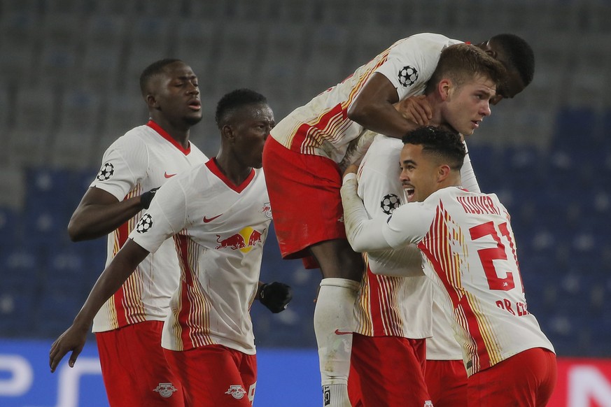 Leipzig&#039;s Alexander Sorloth, second right, celebrates with teammates his side&#039;s fourth goal during the Champions League group H soccer match between Istanbul Basaksehir and RB Leipzig at Fat ...