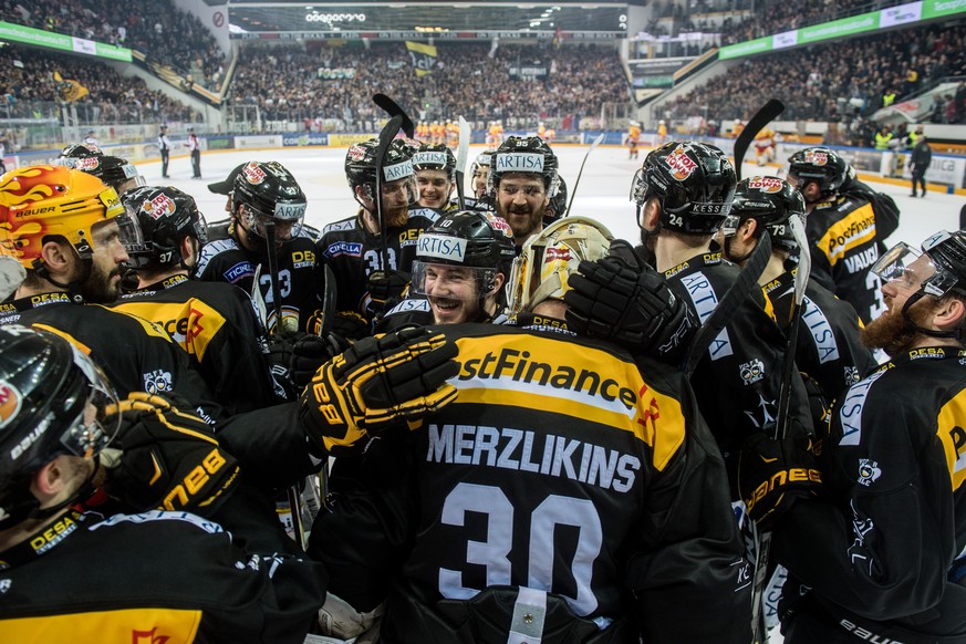 LuganoÕs player Alessio Bertaggia, center, celebrates with team mates the victory at the end of the sixth match of the semifinal of National League Swiss Championship 2017/18 between HC Lugano and EHC ...