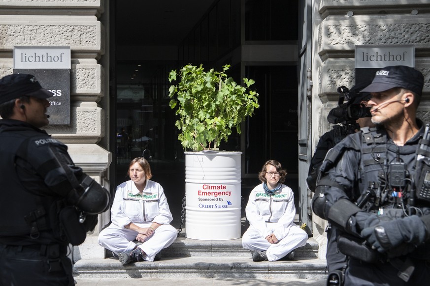 Polizisten stehen vor den Klimaaktivisten der Organisation Clima Justice welche den Eingang der Schweizer Bank Credit Suisse blockieren, aufgenommen am Montag, 8. Juli 2019 auf dem Paradeplatz in Zuer ...
