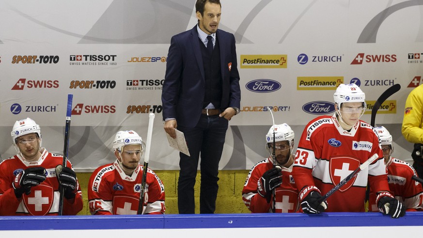 Patrick Fischer, head coach of Switzerland national ice hockey team, looks his players, during a friendly international ice hockey game between Switzerland and France, at the ice stadium De Graben, in ...