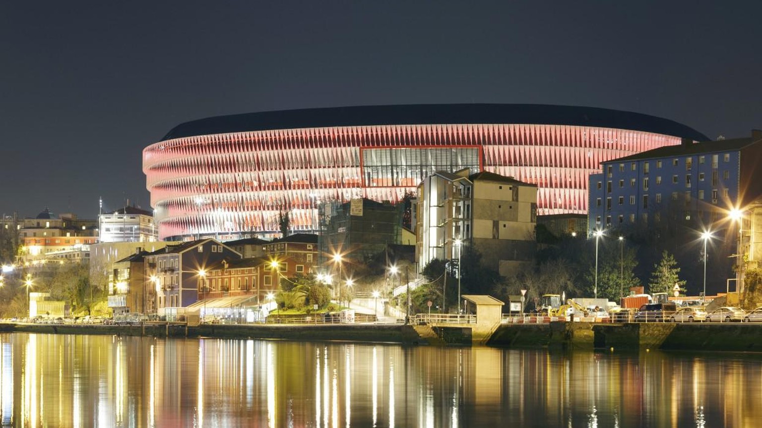 Das San Mamés von Athletic Bilbao bei Nacht.