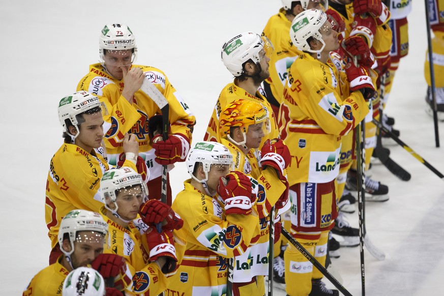 Biel&#039;s players look disappointed after losing against Geneve-Servette, during a National League regular season game of the Swiss Championship between Geneve-Servette HC and EHC Biel-Bienne, at th ...