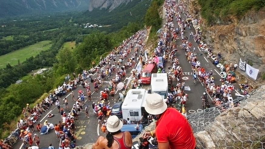 Spectators watch from a bird&#039;s eye view the ascent to l&#039;Alpde d&#039;Huez in a curve of the 16th stage of the Tour de France cycling race, a 15.5-kilometer (9.6-mile) individual time trial b ...