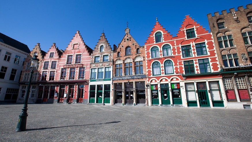 epa08316030 A view of the main empty square Markt in Brugge, Belgium, 23 March 2020. Normally between 50,000 and 60,000 tourists a day come to Bruges. In order to contain the spread of coronavirus, Be ...